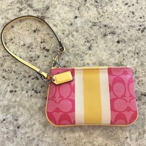 Small wristlet